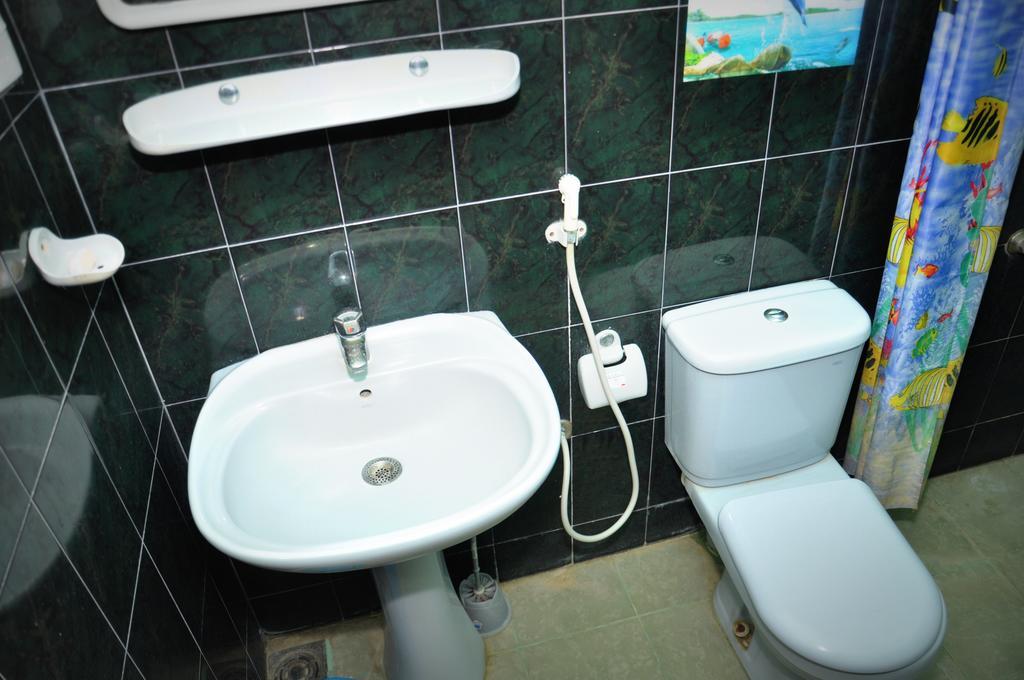 Blumarine Guest House Negombo Ruang foto