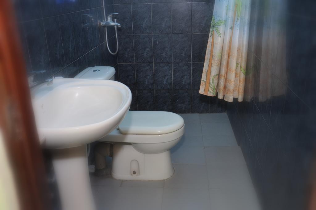 Blumarine Guest House Negombo Ruang foto
