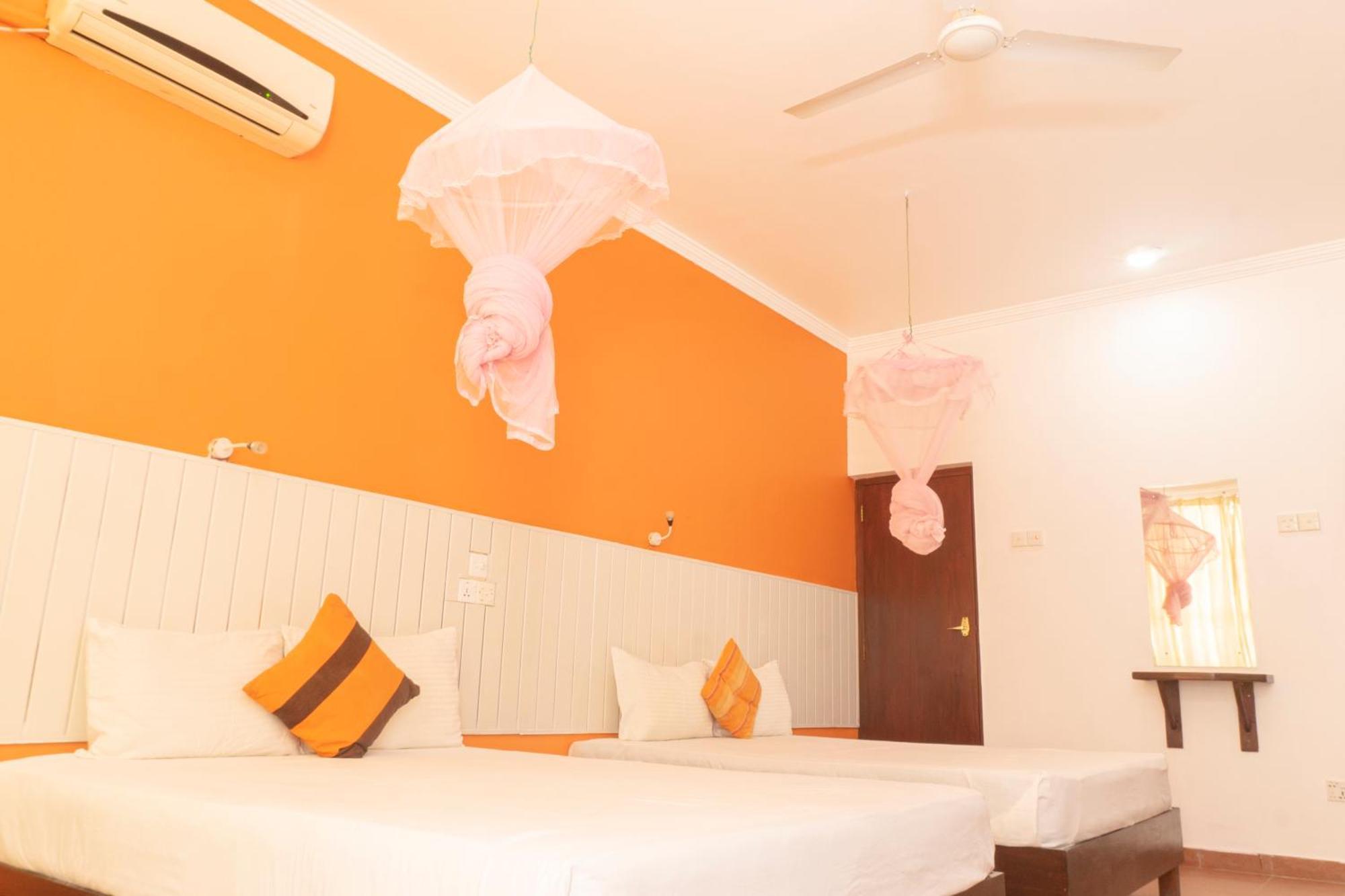 Blumarine Guest House Negombo Ruang foto